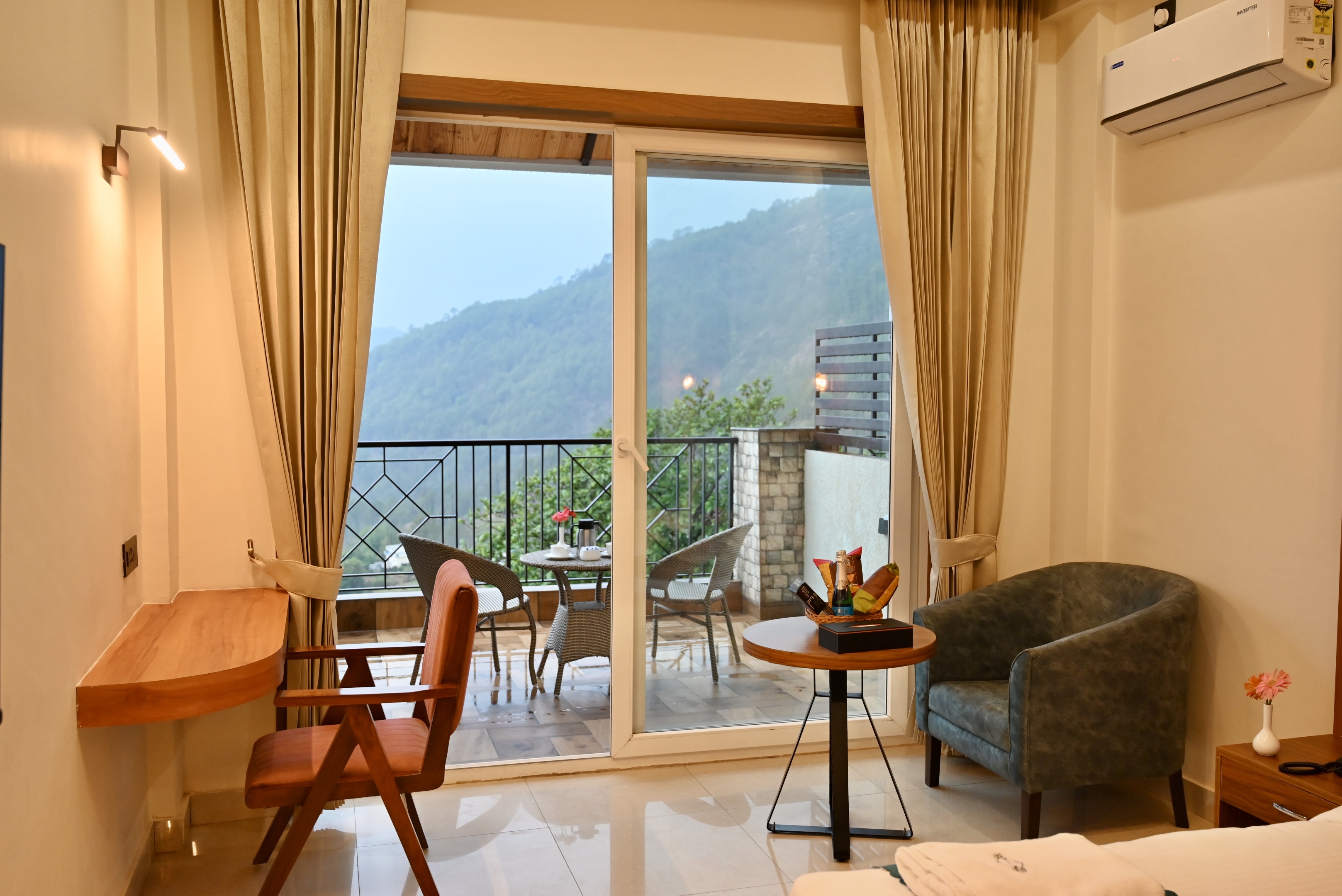 Superior Valley View Room - Room Sitting Area